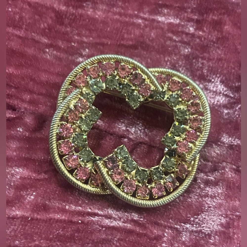 Vintage Costume Rhinestone Wreath Pin #7864